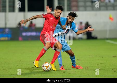 Edmilson Junior von Al Duhail und Tarek Salman von Al Sadd spielen am 3. November 2019 im Abdullah bin Khalifa-Stadion in Doha, Katar, um den Ball. (Foto von Simon Holmes/NurPhoto) Stockfoto