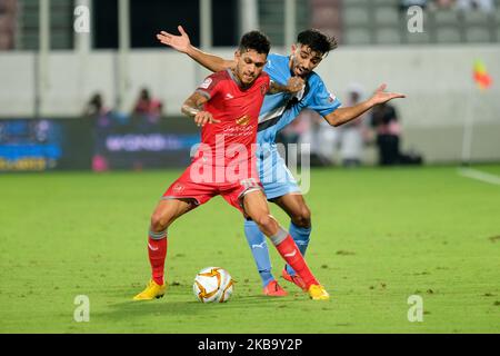 Edmilson Junior von Al Duhail und Tarek Salman von Al Sadd spielen am 3. November 2019 im Abdullah bin Khalifa-Stadion in Doha, Katar, um den Ball. (Foto von Simon Holmes/NurPhoto) Stockfoto