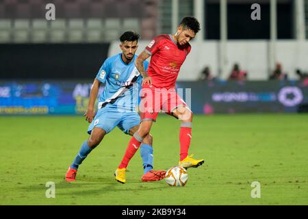 Edmilson Junior von Al Duhail und Tarek Salman von Al Sadd spielen am 3. November 2019 im Abdullah bin Khalifa-Stadion in Doha, Katar, um den Ball. (Foto von Simon Holmes/NurPhoto) Stockfoto