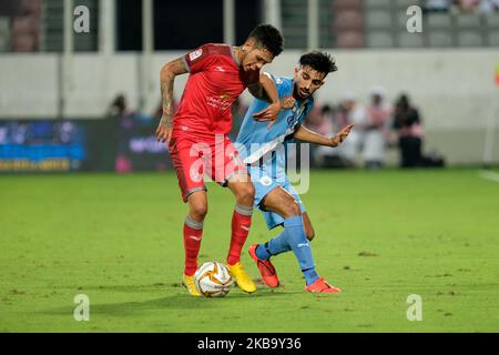 Edmilson Junior von Al Duhail und Tarek Salman von Al Sadd spielen am 3. November 2019 im Abdullah bin Khalifa-Stadion in Doha, Katar, um den Ball. (Foto von Simon Holmes/NurPhoto) Stockfoto