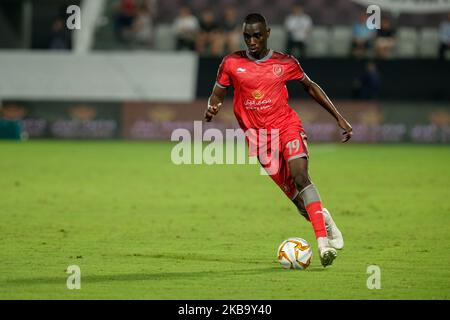 Almoez Ali von Al Duhail ist am 3. November 2019 im QNB Stars League-Spiel mit Ismaeel Mohammad im Abdullah bin Khalifa-Stadion in Doha, Katar, am Ball gegen Al Sadd. (Foto von Simon Holmes/NurPhoto) Stockfoto