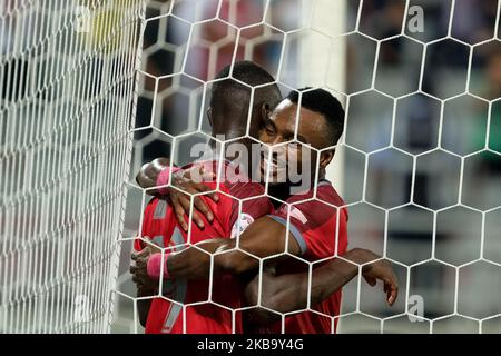 Almoez Ali von Al Duhail feiert am 3. November 2019 im QNB Stars League-Spiel mit Ismaeel Mohammad im Abdullah bin Khalifa-Stadion in Doha, Katar, sein Tor gegen Al Sadd. (Foto von Simon Holmes/NurPhoto) Stockfoto