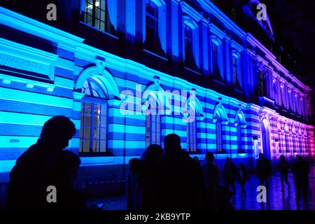 Die Lichtkunstinstallation 'Platonium' war in Toulouse im Quai des Savoirs zu sehen. Die Künstler Eric Michel und Akari-Lisa Ishii (I.C.O.N.) nutzten wissenschaftliche Forschungen des CNRS (National Center for Scientific Research), um ihre Arbeit namens "Platonium" für die 80 Jahre des CNRS zu schaffen. Diese Lichtinstallation wurde in Lyon (Frankreich), Paris (Frankreich), Brüssel (Belgien), Quito (Ecuador) gezeigt. Toulouse. Frankreich. November 3. 2019. (Foto von Alain Pitton/NurPhoto) Stockfoto