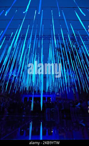 Die Lichtkunstinstallation 'Platonium' war in Toulouse im Quai des Savoirs zu sehen. Es besteht aus 324 leuchtenden Stoffbändern. Die Künstler Eric Michel und Akari-Lisa Ishii (I.C.O.N.) nutzten wissenschaftliche Forschungen des CNRS (National Center for Scientific Research), um ihre Arbeit namens "Platonium" für die 80 Jahre des CNRS zu schaffen. Diese Lichtinstallation wurde in Lyon (Frankreich), Paris (Frankreich), Brüssel (Belgien), Quito (Ecuador) gezeigt. Toulouse. Frankreich. November 3. 2019. (Foto von Alain Pitton/NurPhoto) Stockfoto