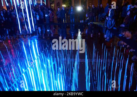 Die Lichtkunstinstallation 'Platonium' war in Toulouse im Quai des Savoirs zu sehen. Die Künstler Eric Michel und Akari-Lisa Ishii (I.C.O.N.) nutzten wissenschaftliche Forschungen des CNRS (National Center for Scientific Research), um ihre Arbeit namens "Platonium" für die 80 Jahre des CNRS zu schaffen. Diese Lichtinstallation wurde in Lyon (Frankreich), Paris (Frankreich), Brüssel (Belgien), Quito (Ecuador) gezeigt. Toulouse. Frankreich. November 3. 2019. (Foto von Alain Pitton/NurPhoto) Stockfoto