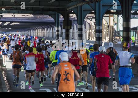 Läufer überqueren die Queensboro Bridge beim New York City Marathon am Sonntag, den 3.. November 2019. Beim NYC Marathon, dem größten Rennen der Welt, nahmen über 50.000 Teilnehmer an einer 26 Meilen langen Strecke über die fünf Bezirke Teil. (Foto von Erin Lefevre/NurPhoto) Stockfoto