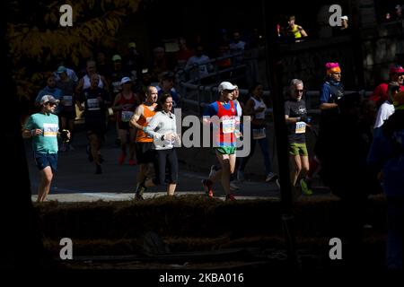 Läufer überqueren die Queensboro Bridge beim New York City Marathon am Sonntag, den 3.. November 2019. Beim NYC Marathon, dem größten Rennen der Welt, nahmen über 50.000 Teilnehmer an einer 26 Meilen langen Strecke über die fünf Bezirke Teil. (Foto von Erin Lefevre/NurPhoto) Stockfoto