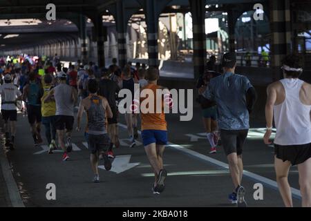 Läufer überqueren die Queensboro Bridge beim New York City Marathon am Sonntag, den 3.. November 2019. Beim NYC Marathon, dem größten Rennen der Welt, nahmen über 50.000 Teilnehmer an einer 26 Meilen langen Strecke über die fünf Bezirke Teil. (Foto von Erin Lefevre/NurPhoto) Stockfoto