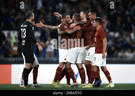 DIE SPIELER VON AS Roma feiern den Sieg des italienischen Spiels der Serie A 2019/2020 zwischen AS Roma und SSC Napoli im Stadio Olimpico am 2. November 2019 in Rom, Italien. (Foto von Danilo Di Giovanni/NurPhoto) Stockfoto