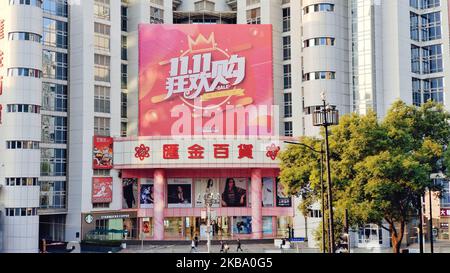 SHANGHAI, CHINA - 2. NOVEMBER 2022 - Kaufhaus Huijin, Yideri Home und andere Geschäfte eröffnen die Aktion Double 11 Shopping Carnival I, November Stockfoto