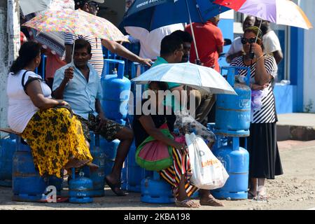 Die Kunden warten in der Nähe der Gasstelle in Colombo, Sri Lanka, im November.04,2019 das Finanzministerium hat Maßnahmen ergriffen, um sofort 12.000 Tonnen Flüssiggas (LPG) zu kaufen, um die derzeit auf dem Markt befindliche Treibgasknappheit zu beheben. Es werden Schritte unternommen, damit die Litro Gas Company, die dem Finanzministerium untersteht, den Bestand importiert und sofort auf den Markt gebracht wird, sagte das Finanzministerium in einer Erklärung. (Foto von Akila Jayawardana/NurPhoto) Stockfoto