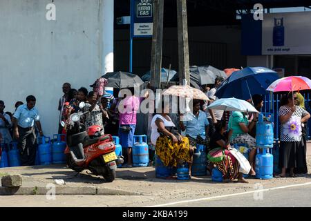 Die Kunden warten in der Nähe der Gasstelle in Colombo, Sri Lanka, im November.04,2019 das Finanzministerium hat Maßnahmen ergriffen, um sofort 12.000 Tonnen Flüssiggas (LPG) zu kaufen, um die derzeit auf dem Markt befindliche Treibgasknappheit zu beheben. Es werden Schritte unternommen, damit die Litro Gas Company, die dem Finanzministerium untersteht, den Bestand importiert und sofort auf den Markt gebracht wird, sagte das Finanzministerium in einer Erklärung. (Foto von Akila Jayawardana/NurPhoto) Stockfoto