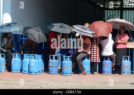 Die Kunden warten in der Nähe der Gasstelle in Colombo, Sri Lanka, im November.04,2019 das Finanzministerium hat Maßnahmen ergriffen, um sofort 12.000 Tonnen Flüssiggas (LPG) zu kaufen, um die derzeit auf dem Markt befindliche Treibgasknappheit zu beheben. Es werden Schritte unternommen, damit die Litro Gas Company, die dem Finanzministerium untersteht, den Bestand importiert und sofort auf den Markt gebracht wird, sagte das Finanzministerium in einer Erklärung. (Foto von Akila Jayawardana/NurPhoto) Stockfoto