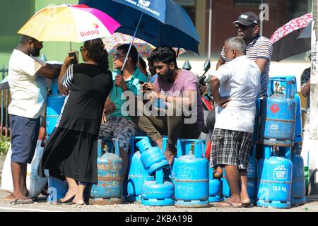 Die Kunden warten in der Nähe der Gasstelle in Colombo, Sri Lanka, im November.04,2019 das Finanzministerium hat Maßnahmen ergriffen, um sofort 12.000 Tonnen Flüssiggas (LPG) zu kaufen, um die derzeit auf dem Markt befindliche Treibgasknappheit zu beheben. Es werden Schritte unternommen, damit die Litro Gas Company, die dem Finanzministerium untersteht, den Bestand importiert und sofort auf den Markt gebracht wird, sagte das Finanzministerium in einer Erklärung. (Foto von Akila Jayawardana/NurPhoto) Stockfoto