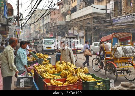 Ein Händler verkauft am 03. November 2019 Früchte in den alten Vierteln von Delhi indien (Foto: Nasir Kachroo/NurPhoto) Stockfoto