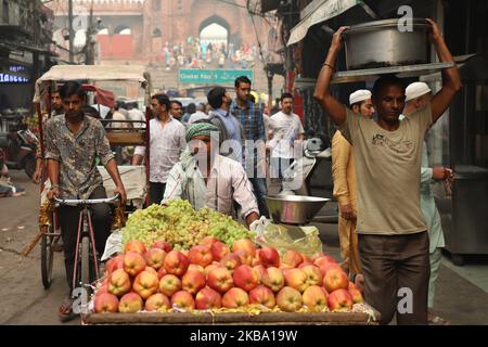 Ein Händler verkauft am 03. November 2019 Früchte in den alten Vierteln von Delhi indien (Foto: Nasir Kachroo/NurPhoto) Stockfoto