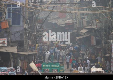 Am 03. November 2019 laufen Menschen in den alten Stadtvierteln von Delhi Indien durch starken Smog (Foto: Nasir Kachroo/NurPhoto) Stockfoto