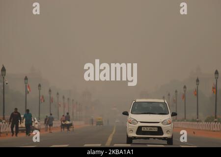 An einem rauchigen Morgen in Neu-Delhi Indien am 03. November 2019 wird an einem Verkehrssignal in der Nähe von Rajpath ein Auto gesehen (Foto: Nasir Kachroo/NurPhoto) Stockfoto