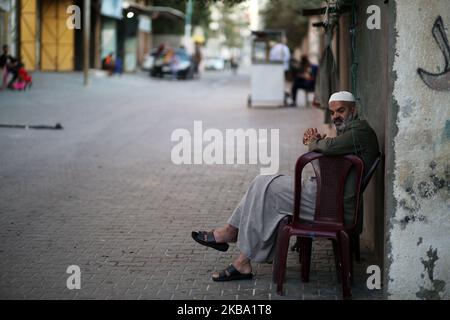 Ein Palästinenser sitzt vor seinem Haus im Flüchtlingslager Al-Nuseirat im zentralen Gazastreifen am 4. November 2019. (Foto von Majdi Fathi/NurPhoto) Stockfoto