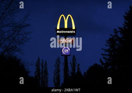 Ein Blick auf die Logos von McDonald's und McCafe vor dem McDonald's-Restaurant in Rzeszow, Polen, an dem Tag, an dem McDonald's seinen Vorstandsvorsitzenden Steve Easterbrook entlassen hat, nachdem er eine Beziehung zu einem Mitarbeiter hatte. Am Montag, den 4. November 2019, in Rzeszow, Polen. (Foto von Artur Widak/NurPhoto) Stockfoto