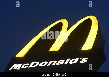 Ein Blick auf das McDonald's-Logo vor dem McDonald's-Restaurant in Rzeszow, Polen, an dem Tag, an dem McDonald's seinen Vorstandsvorsitzenden Steve Easterbrook entlassen hat, nachdem er eine Beziehung zu einem Mitarbeiter hatte. Am Montag, den 4. November 2019, in Rzeszow, Polen. (Foto von Artur Widak/NurPhoto) Stockfoto