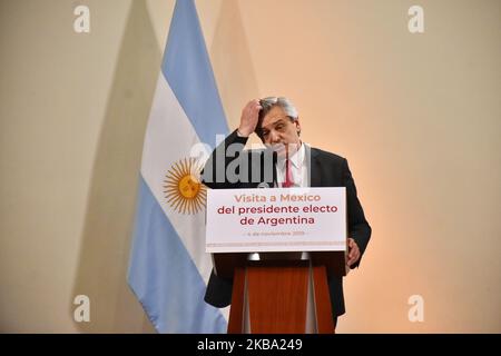 Der gewählte Präsident Argentiniens, Alberto Fernandez Reyes, spricht während einer Pressekonferenz nach einem privaten Treffen mit dem Präsidenten Mexikos Andres Manuel Lopez Obrador im Rahmen seines Arbeitsbesuchs in Mexiko am 4. November 2019 im Nationalpalast in Mexiko-Stadt, Mexiko (Foto: Eyepix/NurPhoto) Stockfoto