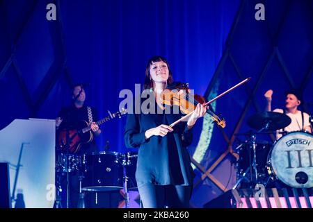 Lauren Jacobson von den Lumineers tritt am 04. November 2019 in Mailand, Italien, live im Alcatraz auf. (Foto von Mairo Cinquetti/NurPhoto) Stockfoto