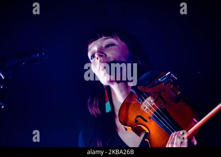 Lauren Jacobson von den Lumineers tritt am 04. November 2019 in Mailand, Italien, live im Alcatraz auf. (Foto von Mairo Cinquetti/NurPhoto) Stockfoto