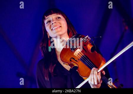 Lauren Jacobson von den Lumineers tritt am 04. November 2019 in Mailand, Italien, live im Alcatraz auf. (Foto von Mairo Cinquetti/NurPhoto) Stockfoto
