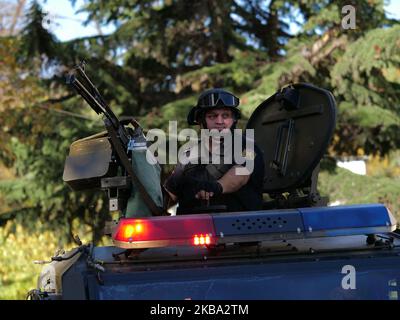 Das Team der bulgarischen Militärpolizei zeigt den Zivilisten während der Anti-Terror-Übung in der Schwarzmeerstadt Varna, Bulgarien, ihre Waffen und Fähigkeiten. (Foto von Impact Press Group/NurPhoto) Stockfoto