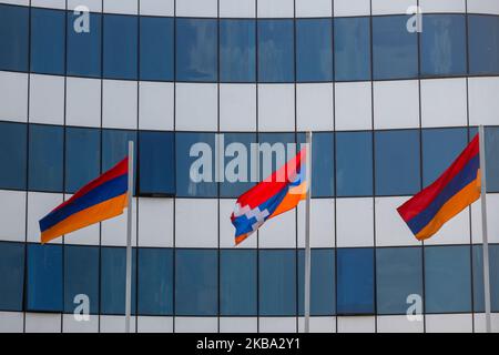 Armenische und arsachische (Berg-Karabach) Flaggen, die am 9. Oktober 2019 in Stepanakert, einer Hauptstadt der nicht anerkannten Republik Arzakh (Berg-Karabach), ausgestellt wurden. Die Republik ist Gegenstand von Streitigkeiten zwischen Aserbaidschan und Armeniern, sie wird historisch von Armeniern besetzt, wurde aber nach dem Zusammenbruch der Sowjetunion in Aserbaidschan aufgenommen. Arzakh ist heute ein de facto unabhängiger Staat, aber er wird von keiner anderen Partei anerkannt. Man kann Arzakh nur durch Armenien betreten. (Foto von Dominika Zarzycka/NurPhoto) Stockfoto