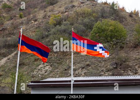 Die armenische und arsachische Flagge (Berg-Karabach) wurde am 9. Oktober 2019 an der Grenze der nicht anerkannten Republik Arzakh gezeigt. Die Republik ist Gegenstand von Streitigkeiten zwischen Aserbaidschan und Armeniern, sie wird historisch von Armeniern besetzt, wurde aber nach dem Zusammenbruch der Sowjetunion in Aserbaidschan aufgenommen. Arzakh ist heute ein de facto unabhängiger Staat, aber er wird von keiner anderen Partei anerkannt. Man kann Arzakh nur durch Armenien betreten. (Foto von Dominika Zarzycka/NurPhoto) Stockfoto