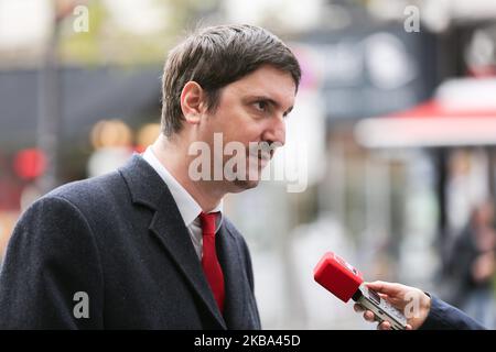 Laurent Brun, Gewerkschaftsvertreter der CGT Cheminots, spricht bei einer Versammlung der Beschäftigten des staatlichen Eisenbahnunternehmens SNCF, die am 5. November 2019 von der Gewerkschaft CG vor dem Gare du Nord in Paris zur Verteidigung des öffentlichen Dienstes der SNCF aufgerufen wurde, ihre Lebens- und Arbeitsbedingungen anprangert, vor der Presse. Schließen von Warteschlangen und Ticketschaltern. (Foto von Michel Stoupak/NurPhoto) Stockfoto