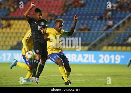 Der Argentinier Efrain Alvarez lebt Leon Kofana (R) von den Salomonen während des FIFA U-17 World Cup Brazil 2019 Gruppe F-Spiels zwischen Mexiko und den Salomonen im Estadio Kleber Andrade am 03. November 2019 in Vitoria, Brasilien. (Foto von Gilson Borba/NurPhoto) Stockfoto