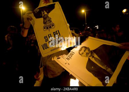 Demonstranten, die sich für die Unabhängigkeit einsetzen, verbrennen Plakate des spanischen Königs Felippe VI. Während eines Protestes mit dem Titel „ weder König noch Angst“ gegen den Besuch der spanischen Königsfamilie in Barcelona, Spanien, im Rahmen des 10.. Jahrestages der Verleihung der Stiftung Prinzessin von Girona (FPdGI) am 4. November 2019. (Foto von Miquel Llop/NurPhoto) Stockfoto