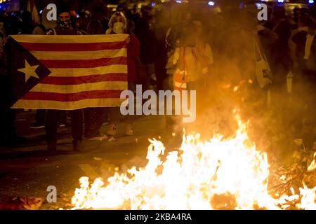 Demonstranten, die sich für die Unabhängigkeit einsetzen, verbrennen Plakate des spanischen Königs Felippe VI. Während eines Protestes mit dem Titel „ weder König noch Angst“ gegen den Besuch der spanischen Königsfamilie in Barcelona, Spanien, im Rahmen des 10.. Jahrestages der Verleihung der Stiftung Prinzessin von Girona (FPdGI) am 4. November 2019. (Foto von Miquel Llop/NurPhoto) Stockfoto