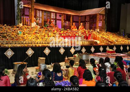 Berge von Süßigkeiten und vegetarischen Snacks werden vor den Gottheiten am BAPS Shri Swaminarayan Tempel während der Annakut Darshan (auch bekannt als Annakut Utsav und Govardhan Puja), die am fünften und letzten Tag des Festivals von Diwali stattfindet, angezeigt, Dies markiert den Beginn des Hindu-Neujahrs in Toronto, Ontario, Kanada am 28. Oktober 2019. Annakut, was einen „großen Berg an Nahrung“ bedeutet, der Gott als Zeichen der Hingabe angeboten wird. BAPS (Bochasanwasi Shri Akshar Purushottam Swaminarayan Sanstha) ist eine Sekte des Hinduismus Diksha Vidhi und ihrer Tempel, obwohl sie vielen Hindu gewidmet ist Stockfoto