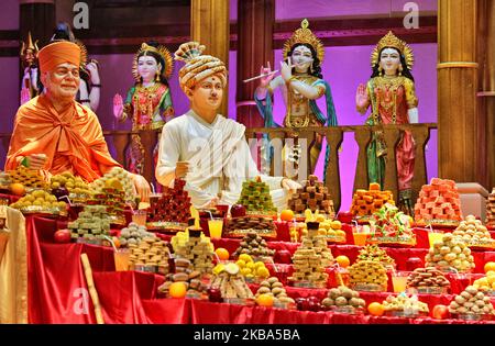 Berge von Süßigkeiten und vegetarischen Snacks werden vor den Gottheiten am BAPS Shri Swaminarayan Tempel während der Annakut Darshan (auch bekannt als Annakut Utsav und Govardhan Puja), die am fünften und letzten Tag des Festivals von Diwali stattfindet, angezeigt, Dies markiert den Beginn des Hindu-Neujahrs in Toronto, Ontario, Kanada am 28. Oktober 2019. Annakut, was einen „großen Berg an Nahrung“ bedeutet, der Gott als Zeichen der Hingabe angeboten wird. BAPS (Bochasanwasi Shri Akshar Purushottam Swaminarayan Sanstha) ist eine Sekte des Hinduismus Diksha Vidhi und ihrer Tempel, obwohl sie vielen Hindu gewidmet ist Stockfoto