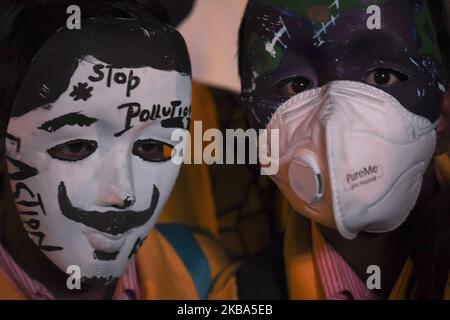 Kinder tragen Masken und nehmen an einem Protest gegen die alarmierende Luftverschmutzung in der Stadt Teil und fordern die Regierung auf, am 5. November 2019 in Neu-Delhi, Indien, sofortige Maßnahmen zur Bekämpfung der Luftverschmutzung zu ergreifen (Foto: Indraneel Chowdhury/NurPhoto) Stockfoto