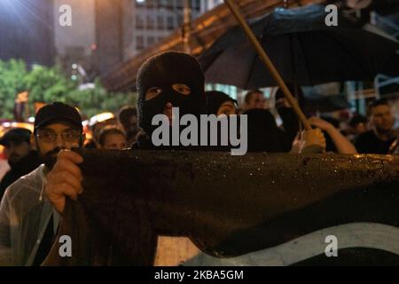 Eine anarchistische Demonstratorin während eines Protestes gegen den derzeitigen brasilianischen Präsidenten Jair Messia Bolsonaro und eine Hommage an die Menschenrechtsaktivistin und Ratsfrau Marielle Franco am 600.. Tag ihres Mordes in São Paulo, Brasilien, 5. November 2019 (Aufnahmen von Filane Beltrame/NurPhoto) Stockfoto