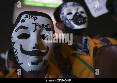 Kinder tragen Masken und nehmen an einem Protest gegen die alarmierende Luftverschmutzung in der Stadt Teil und fordern die Regierung auf, am 5. November 2019 in Neu-Delhi, Indien, sofortige Maßnahmen zur Bekämpfung der Luftverschmutzung zu ergreifen (Foto: Indraneel Chowdhury/NurPhoto) Stockfoto