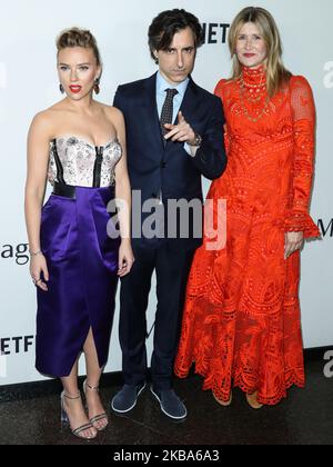 WEST HOLLYWOOD, LOS ANGELES, KALIFORNIEN, USA - 05. NOVEMBER: Scarlett Johansson, Noah Baumbach und Laura dern kommen zur Los Angeles-Premiere von Netflix's 'Marriage Story', die am 5. November 2019 im Directors Guild of America Theatre in West Hollywood, Los Angeles, Kalifornien, USA, stattfand. (Foto von Xavier Collin/Image Press Agency/NurPhoto) Stockfoto