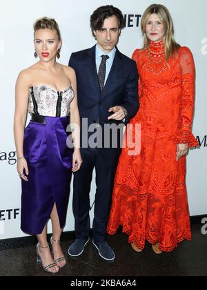 WEST HOLLYWOOD, LOS ANGELES, KALIFORNIEN, USA - 05. NOVEMBER: Scarlett Johansson, Noah Baumbach und Laura dern kommen zur Los Angeles-Premiere von Netflix's 'Marriage Story', die am 5. November 2019 im Directors Guild of America Theatre in West Hollywood, Los Angeles, Kalifornien, USA, stattfand. (Foto von Xavier Collin/Image Press Agency/NurPhoto) Stockfoto