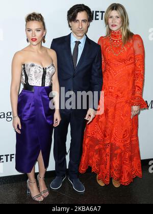 WEST HOLLYWOOD, LOS ANGELES, KALIFORNIEN, USA - 05. NOVEMBER: Scarlett Johansson, Noah Baumbach und Laura dern kommen zur Los Angeles-Premiere von Netflix's 'Marriage Story', die am 5. November 2019 im Directors Guild of America Theatre in West Hollywood, Los Angeles, Kalifornien, USA, stattfand. (Foto von Xavier Collin/Image Press Agency/NurPhoto) Stockfoto
