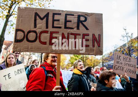 Während der massiven Lehrerdemonstration, die am 6.. November 2019 in Den Haag stattfand, wird eine Frau mit einem großen Plakat gesehen, das mehr Lehrer bedeutet. (Foto von Romy Arroyo Fernandez/NurPhoto) Stockfoto