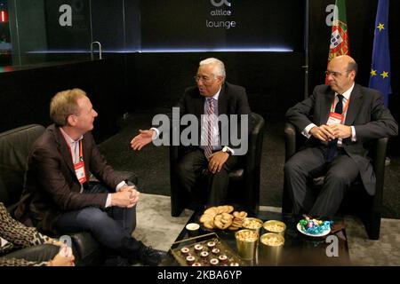 Der portugiesische Premierminister Antonio Costa (C) und der portugiesische Minister für Wirtschaft und digitale Transformation Pedro Siza Vieira (R) treffen sich am 6. November 2019 mit dem Präsidenten von Microsofts Brad Smith auf der jährlichen Technologiekonferenz des Web Summit in Lissabon, Portugal. (Foto von Pedro FiÃºza/NurPhoto) Stockfoto