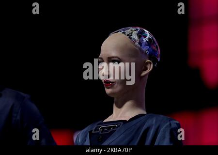 Der vom Hongkonger Unternehmen Hanson Robotics entwickelte humanoide Roboter Sophia the Robot spricht während der jährlichen Technologiekonferenz des Web Summit am 6. November 2019 in Lissabon, Portugal. (Foto von Pedro FiÃºza/NurPhoto) Stockfoto