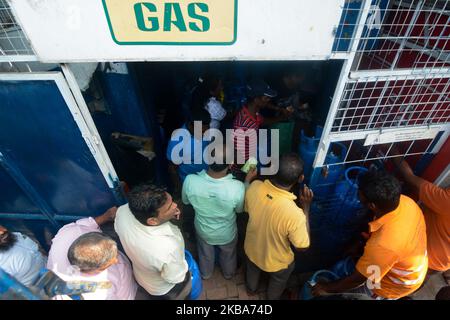 Die Kunden warten in der Nähe der Gasstelle in Colombo, Sri Lanka, im November.6,2019 Landwirtschaftsminister P. Harrison sagte, dass der Mangel an LP-Gas auf eine hohe Nachfrage aufgrund niedriger Gaspreise, Konflikte in Saudi-Arabien und ungünstige Wetterbedingungen zurückzuführen ist, die die Schifffahrt behinderten. (Foto von Akila Jayawardana/NurPhoto) Stockfoto