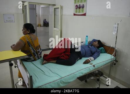 Ein Patient mit Dengue-Fieber, der am 6. November 2019 in der Dengue-Station eines staatlichen Krankenhauses in Allahabad eingeliefert wurde. Dengue-Fieber wird von der Weltgesundheitsorganisation in ganz Indien als die am schnellsten wachsende durch Moskitos übertragene Krankheit der Welt angesehen. (Foto von Ritesh Shukla/NurPhoto) Stockfoto