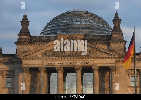 Vorderansicht des Reichstagsgebäudes, dem Sitz des Deutschen Bundestages als Bundeskanzlerin Angela Merkel trifft NATO-Generalsekretär Jens Stoltenberg. Am Donnerstag, den 7. November 2019, in Berlin, Deutschland. (Foto von Artur Widak/NurPhoto) Stockfoto